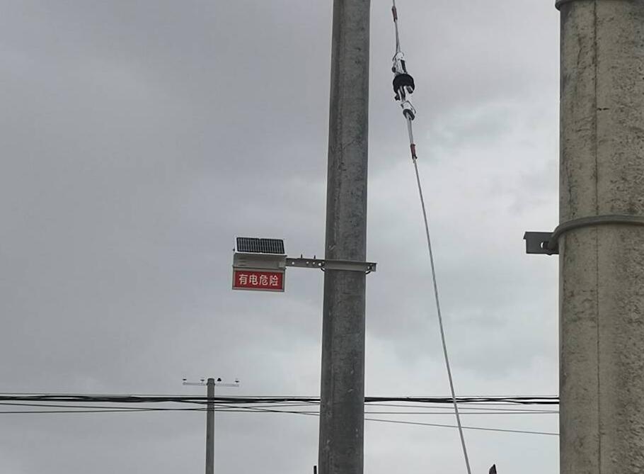甘肅電力安裝防外破警示牌，為電力防護(hù)增添“保護(hù)傘”